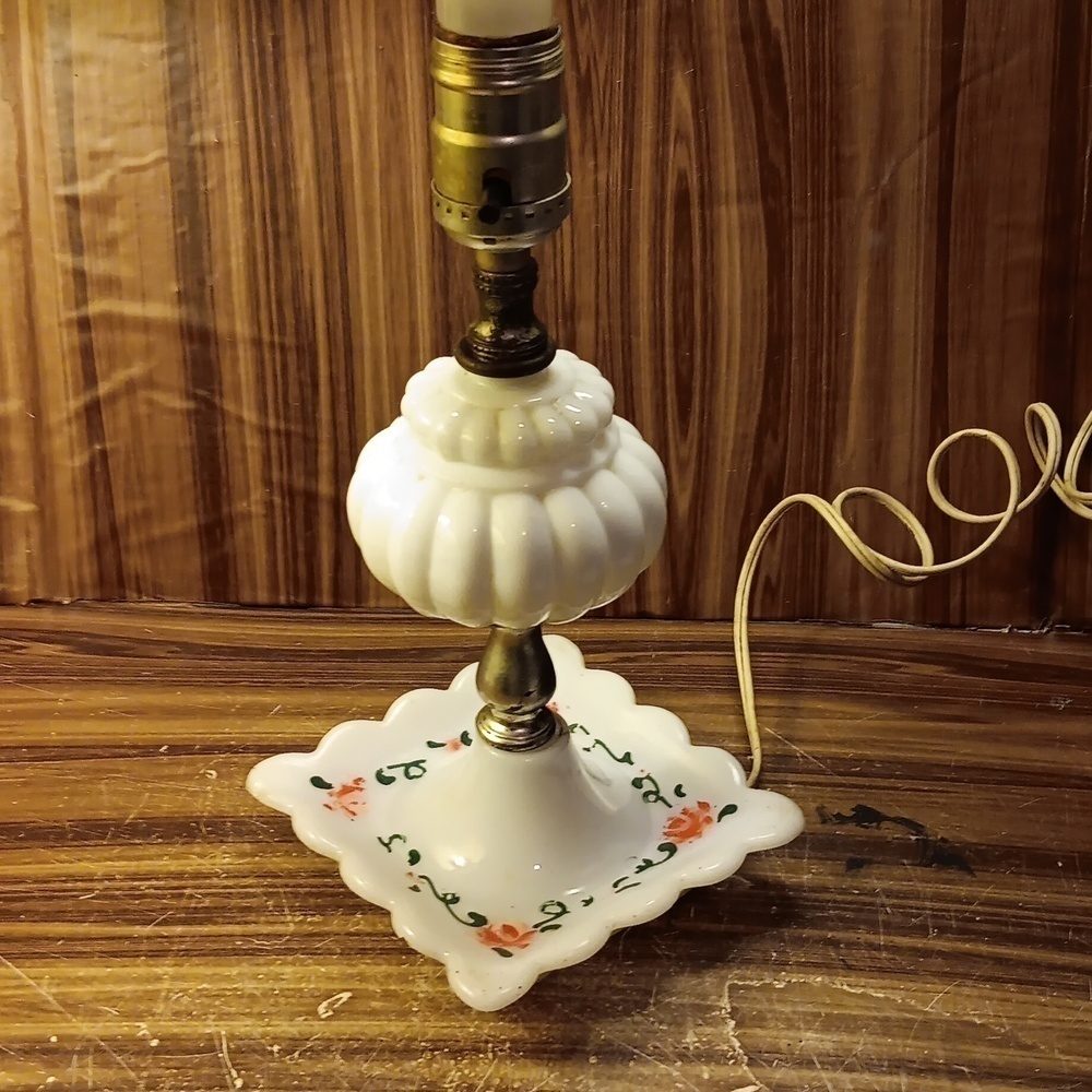 Vintage cottage chic mcm boudoir milk glass lamp